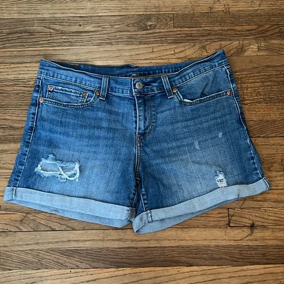 Women’s Levi’s Distressed Denim Cuffed Shorts - Picture 3 of 8